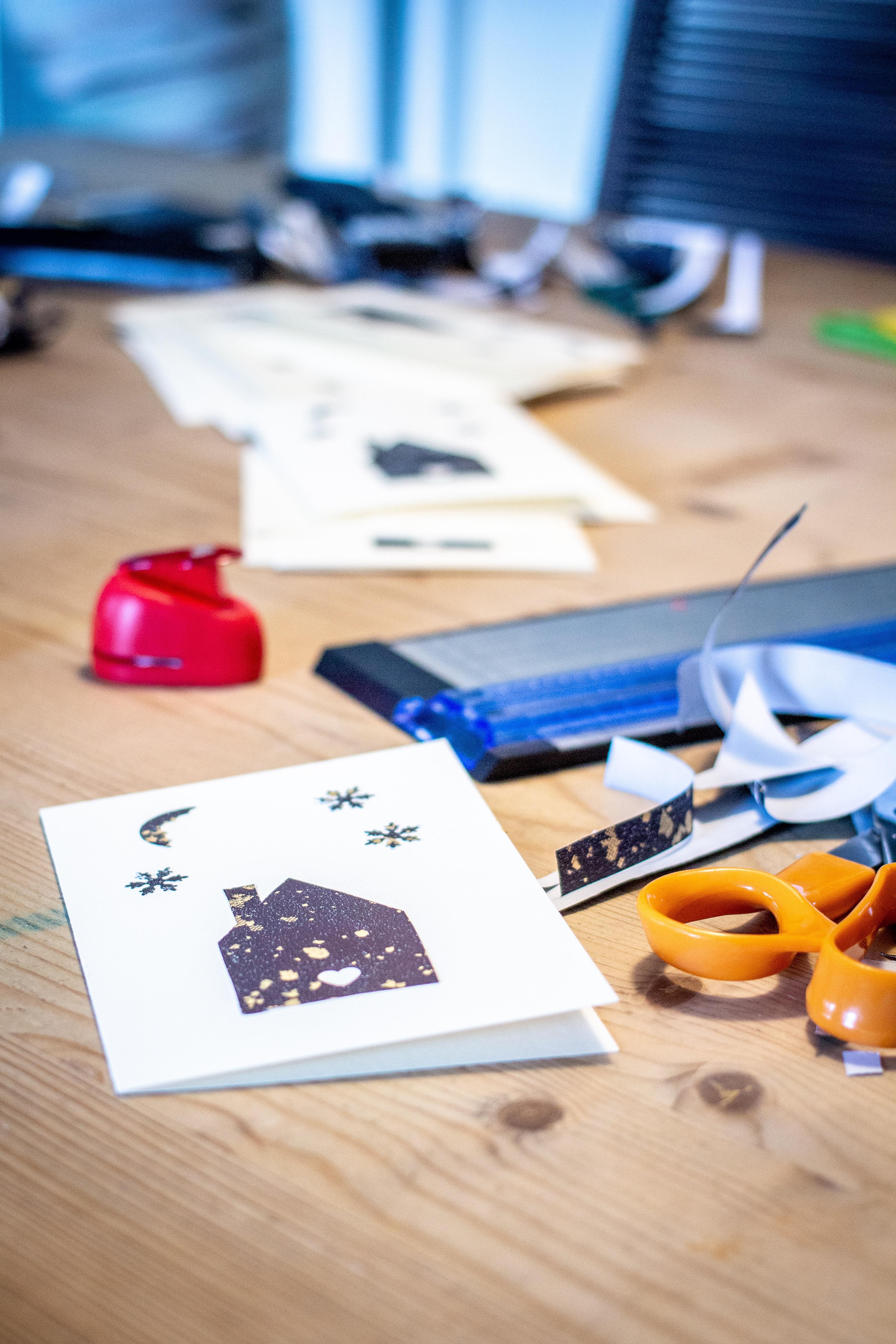 Course Image for T25CQ1221 Crafts for Enterprise - Making Gifts & Cards to Sell