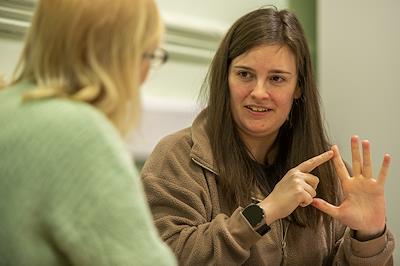 Course Image for T26NC1284 Sign supported English for beginners: part 1